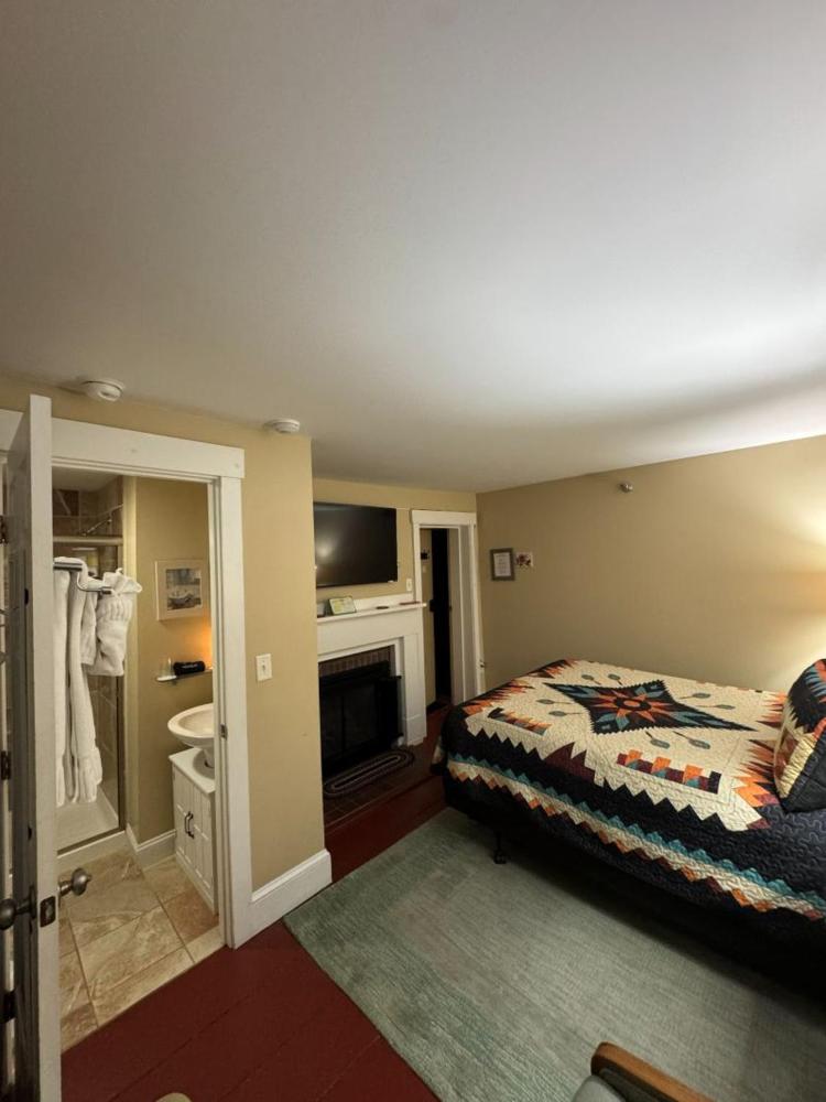 Deluxe Queen Room interior
