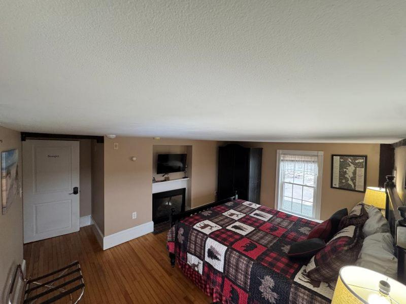 Deluxe Queen Room interior